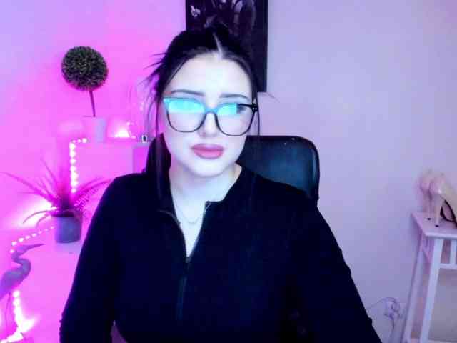 Miabrunette22 webcam