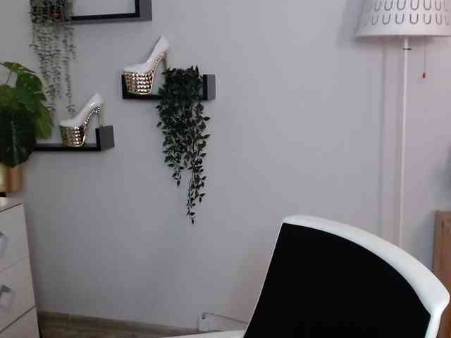 Miabrunette22 webcam