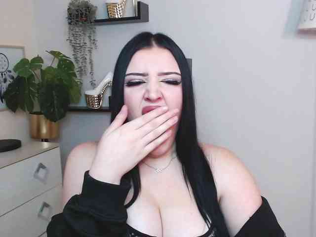 Miabrunette22 webcam