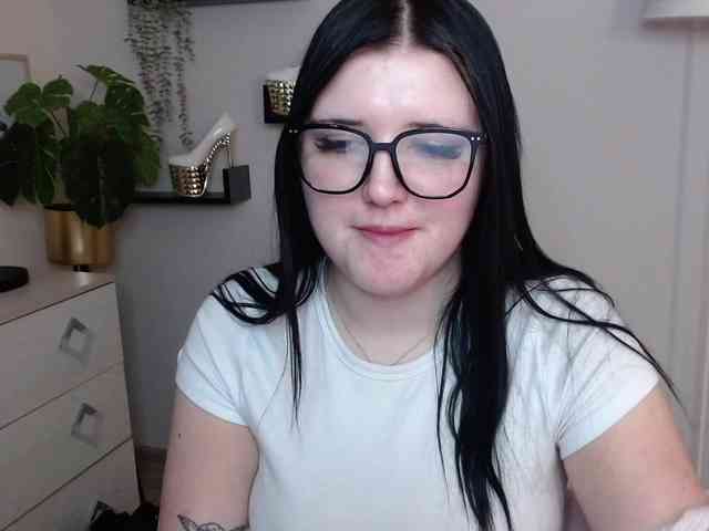 Miabrunette22 webcam