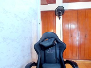 LucySkinny Porn Show