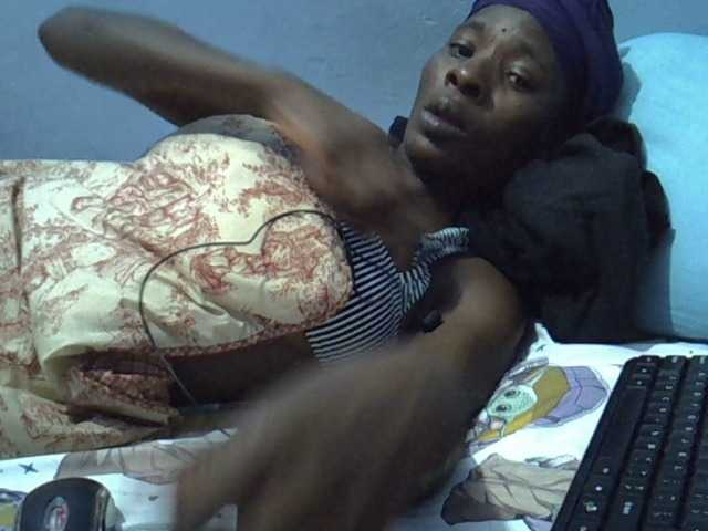 le modèle Luci-anna est en webcam porno dans un show sur le site bongacams, il possède les tags suivants: Ebony,Brunette,Hairy