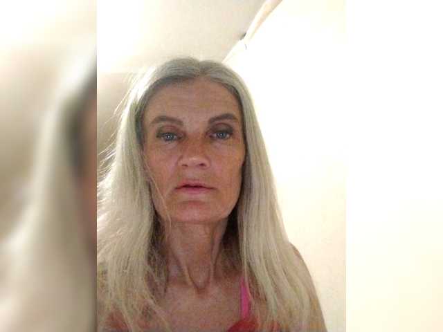 le modèle TPAX-B-KucKy est en webcam porno dans un show sur le site bongacams, il possède les tags suivants: White/Caucasian,Blonde,Shaved