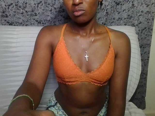 Brunnette-blonde webcam