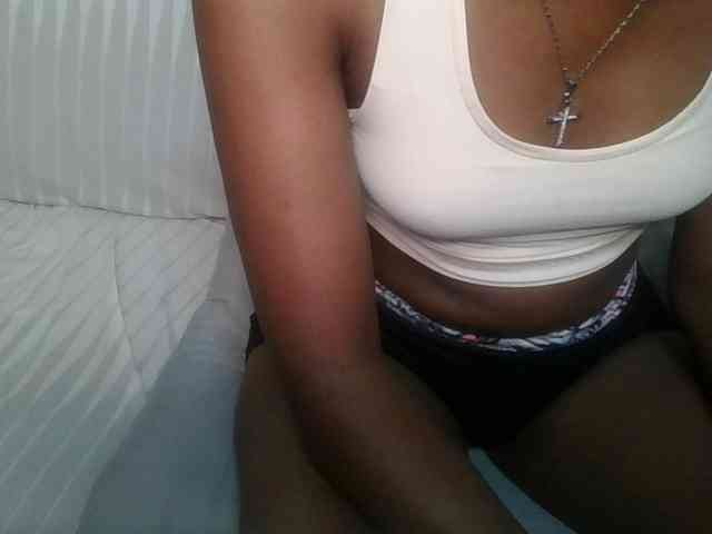 Brunnette-blonde webcam