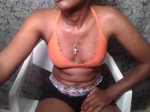 Brunnette-blonde webcam