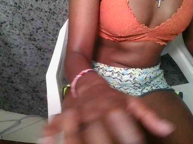 Brunnette-blonde webcam