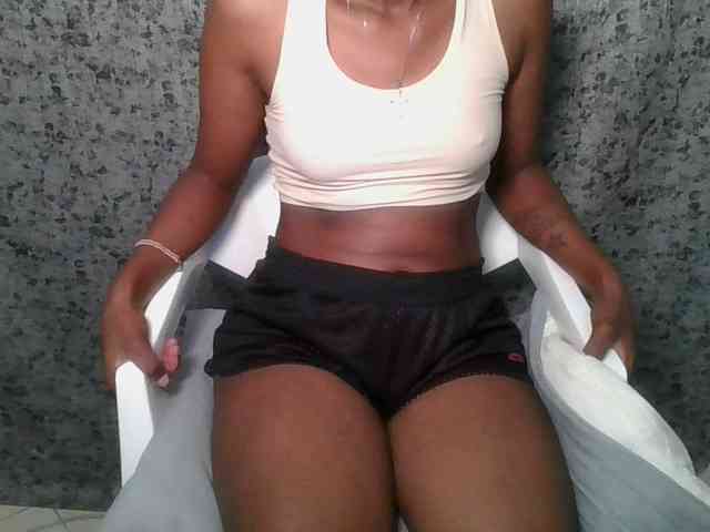 Brunnette-blonde webcam