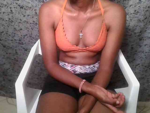 Brunnette-blonde webcam