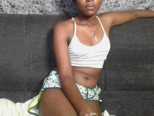 Brunnette-blonde webcam