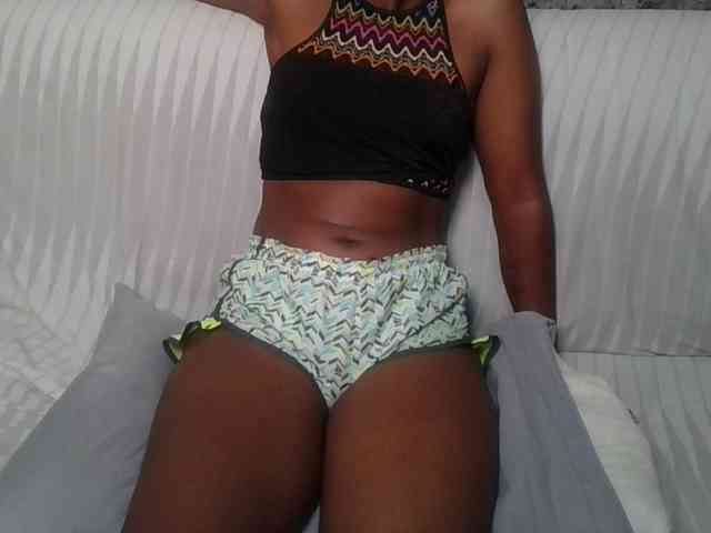 Brunnette-blonde webcam