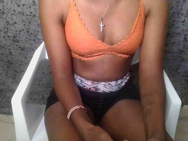 Brunnette-blonde webcam