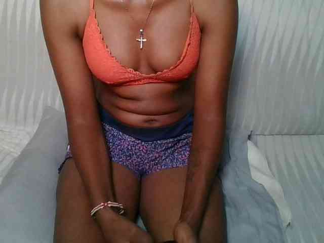 Brunnette-blonde webcam