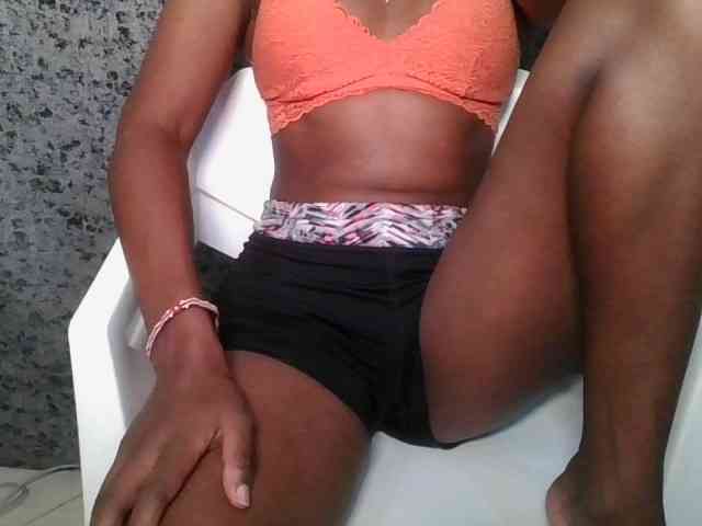 Brunnette-blonde webcam