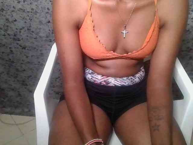 Brunnette-blonde webcam