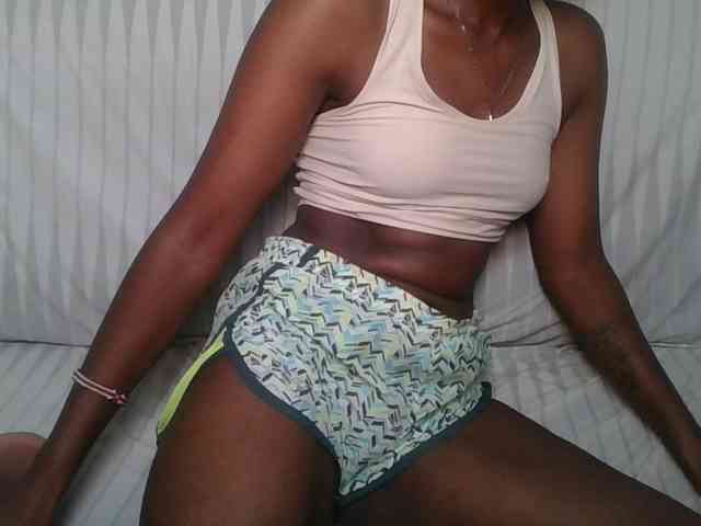 Brunnette-blonde webcam