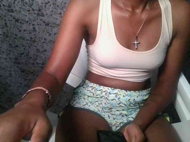 Brunnette-blonde webcam