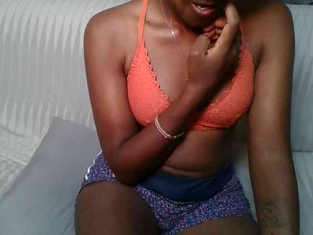 Brunnette-blonde webcam