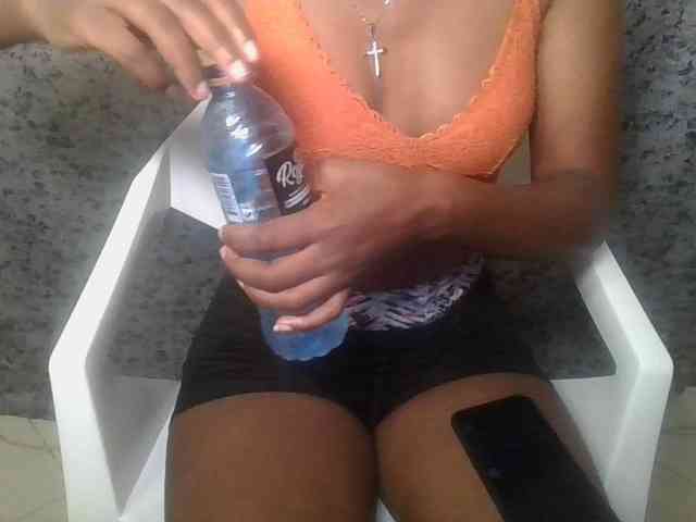 Brunnette-blonde webcam