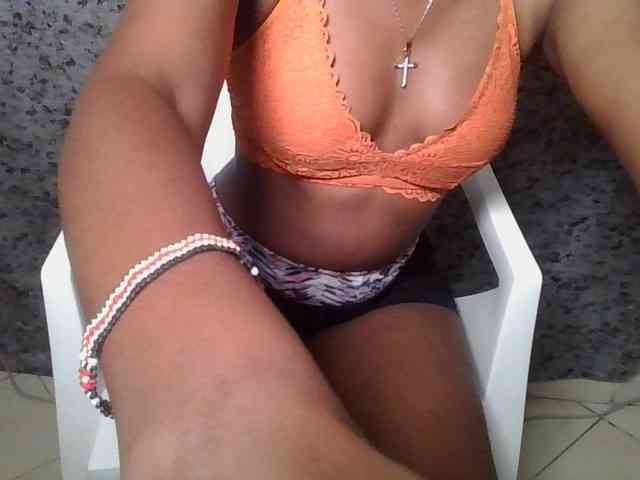 Brunnette-blonde webcam