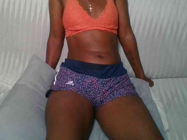 Brunnette-blonde webcam