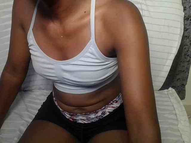 Brunnette-blonde webcam