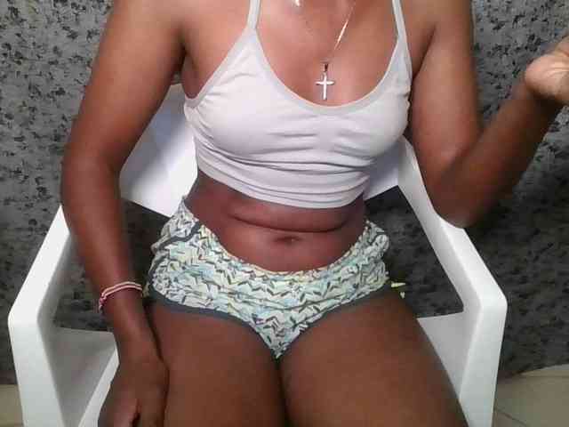 Brunnette-blonde webcam