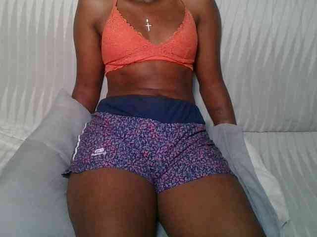 Brunnette-blonde webcam