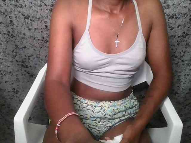 Brunnette-blonde webcam