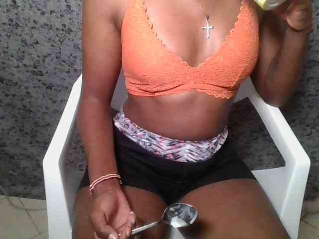 Brunnette-blonde webcam