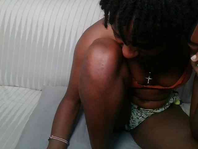 Brunnette-blonde webcam