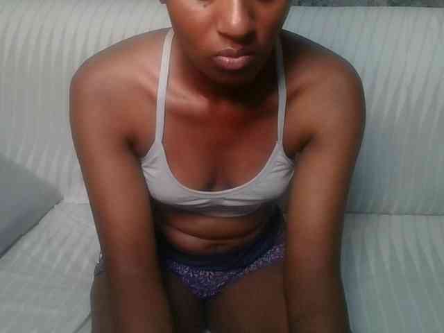 Brunnette-blonde webcam