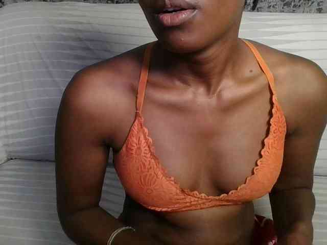 Brunnette-blonde webcam