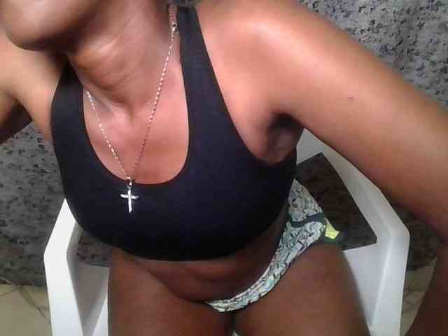 Brunnette-blonde webcam