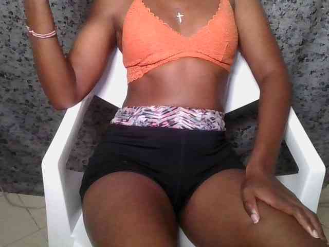 Brunnette-blonde webcam