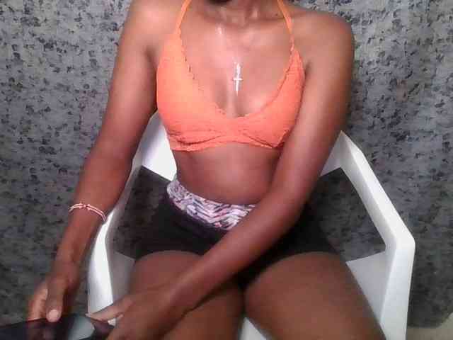 Brunnette-blonde webcam