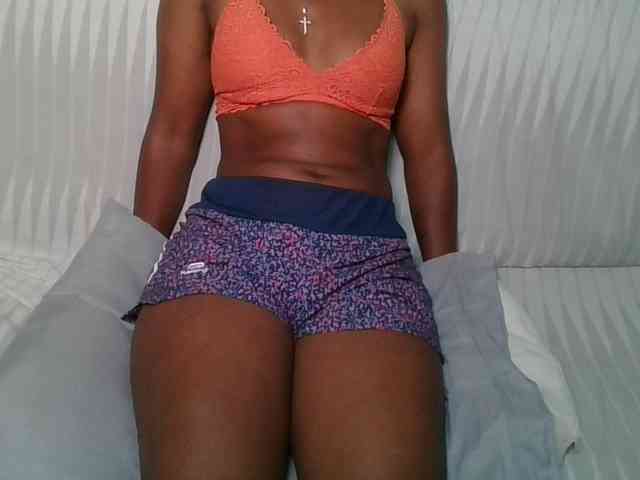 Brunnette-blonde webcam