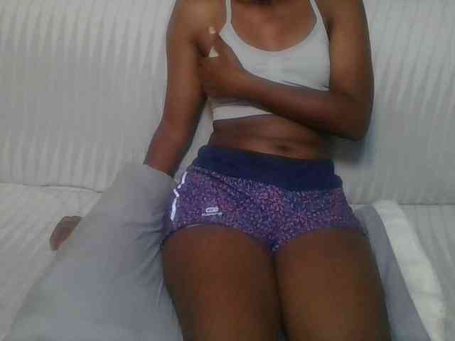 Brunnette-blonde webcam