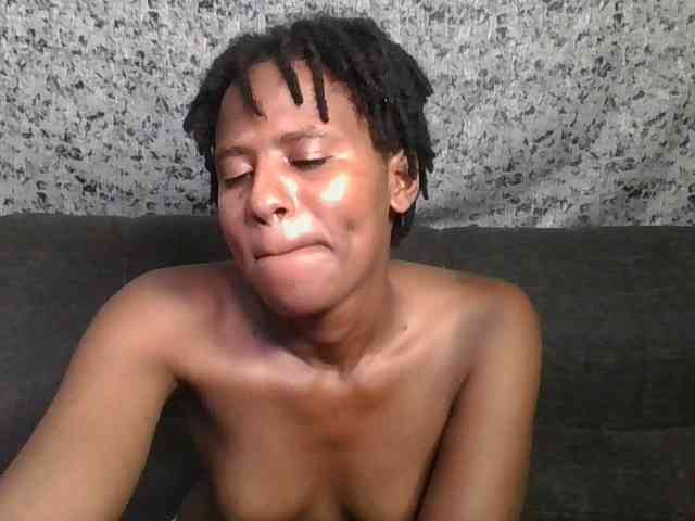 Brunnette-blonde webcam