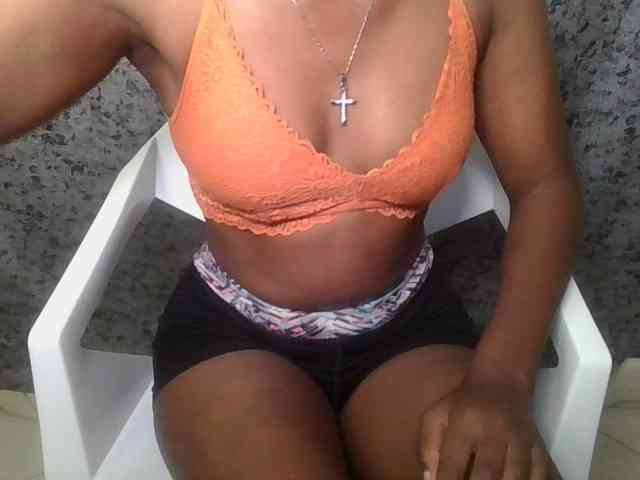 Brunnette-blonde webcam