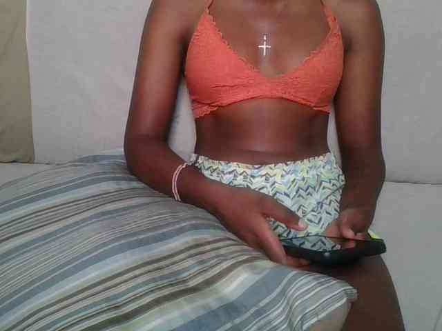 Brunnette-blonde webcam