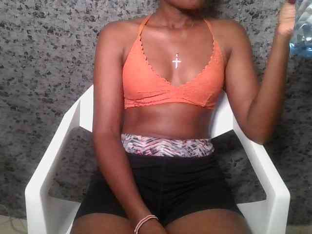 Brunnette-blonde webcam