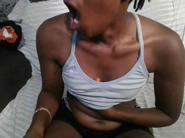 Brunnette-blonde webcam