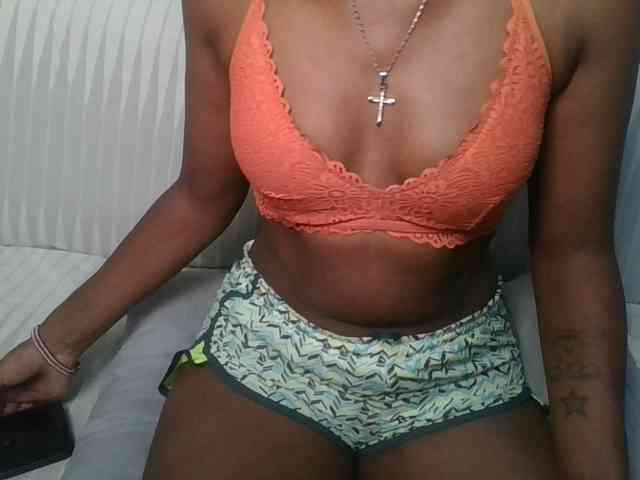 Brunnette-blonde webcam