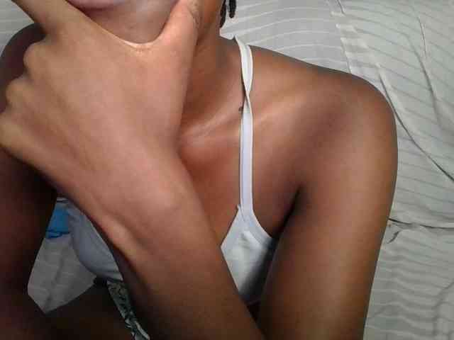 Brunnette-blonde webcam