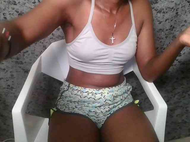 Brunnette-blonde webcam