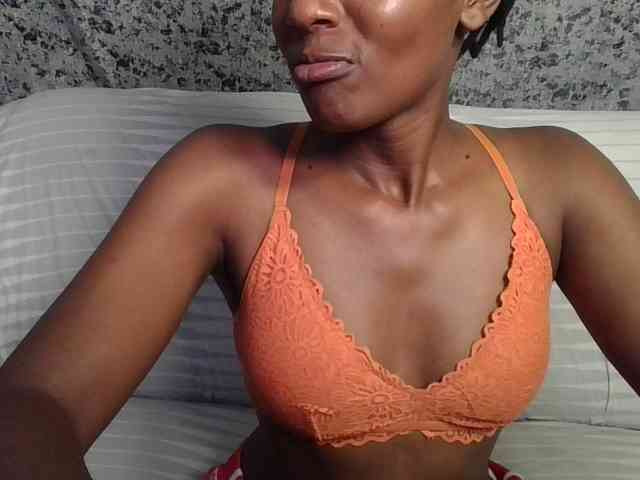 Brunnette-blonde webcam