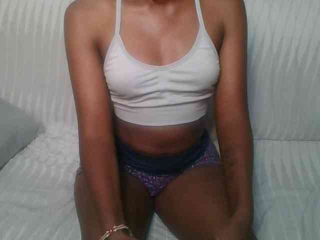 Brunnette-blonde webcam