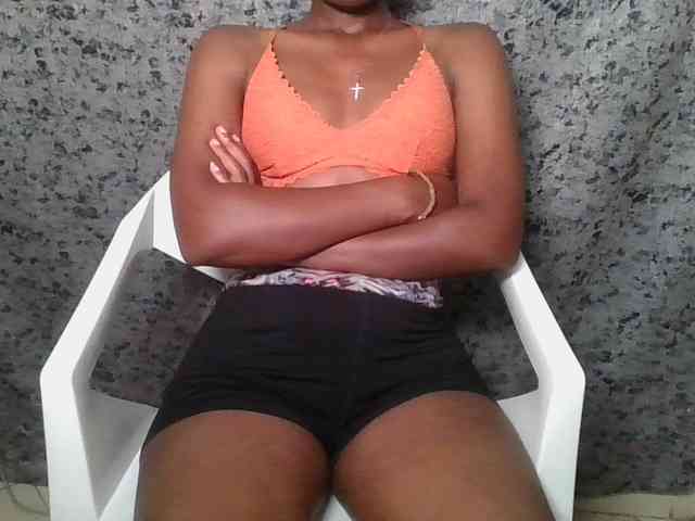 Brunnette-blonde webcam