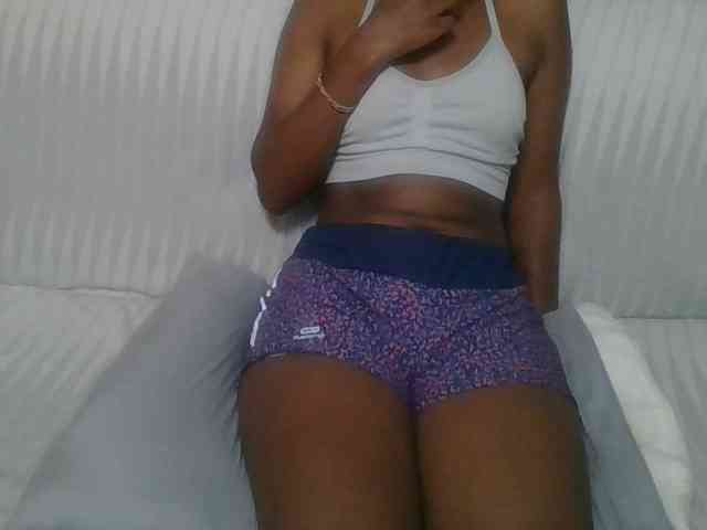 Brunnette-blonde webcam